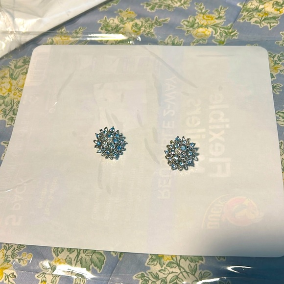 Jewelry - Vintage Costume jewelry - clip on earrings